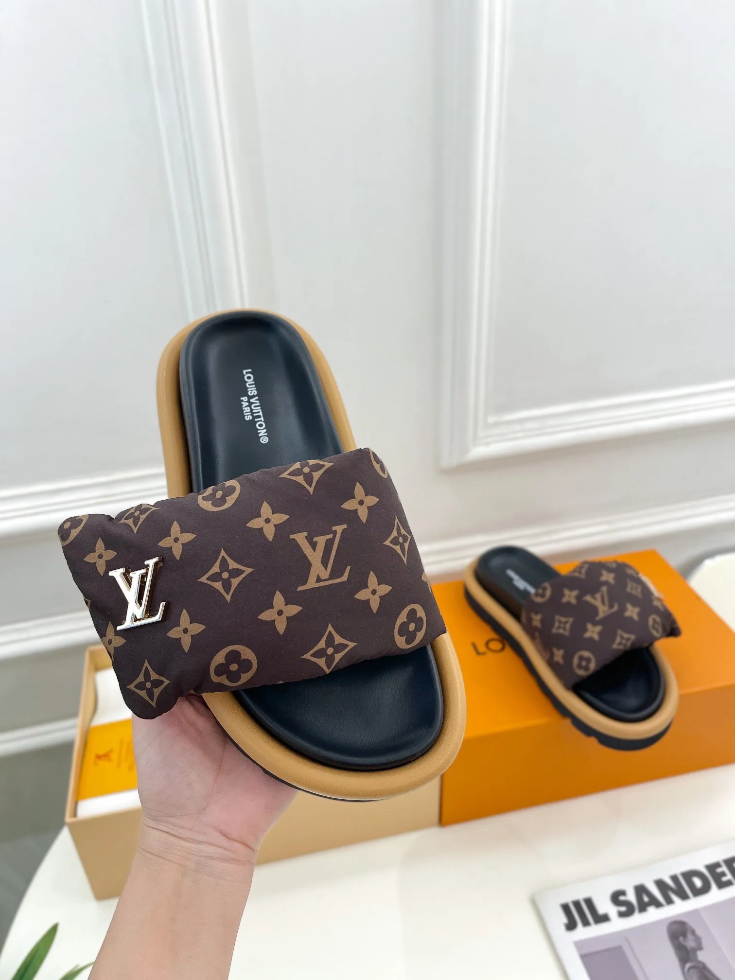 Factory direct sales 180👟👟 Women's Shoes Women's Clothing Women's Shoes Women's Clothing Women's Shoes Women's Clothing LV | Louis Vuitton ²⁰²³ 𝐬𝐬 🧡💚2023 Spring and Summer New Products The counter features the latest embossed slippers and hard goods🆕 High-end! A popular model among bloggers at home and abroad, it’s retro and fashionable and looks amazing on your feet! Mainly recommended model on the official website★ ━━━━━ ЅᏇєєt ━━━━━ ▪️Upper: High-customized mercerized cloth➕Embossed ▪️Inner lining: Imported goatskin lining ▪️Outsole: Original open-molded non-slip and wear-resistant foam sole ▪️Code number: women's code 35-40 men's code 39-44